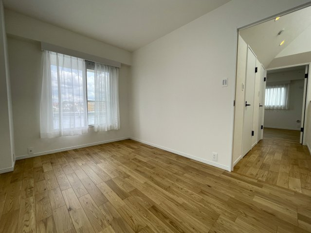 抜け感ハンパない！超広いルーバルがこの物件の目玉かも！マンションなのに階段ある生活もナウい！な、『フジビューサンハイツ新井町』リノベーションの洋室|個人の部屋や寝室として使える洋室です