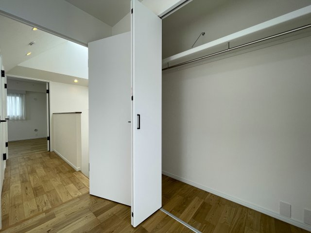 抜け感ハンパない！超広いルーバルがこの物件の目玉かも！マンションなのに階段ある生活もナウい！な、『フジビューサンハイツ新井町』リノベーションの収納|こまごまとしたものを収納できそうですね