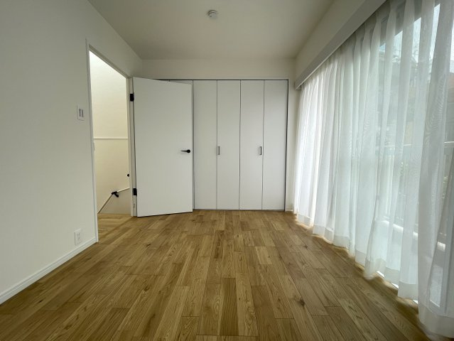 抜け感ハンパない！超広いルーバルがこの物件の目玉かも！マンションなのに階段ある生活もナウい！な、『フジビューサンハイツ新井町』リノベーションの洋室|ゆったりした洋室です