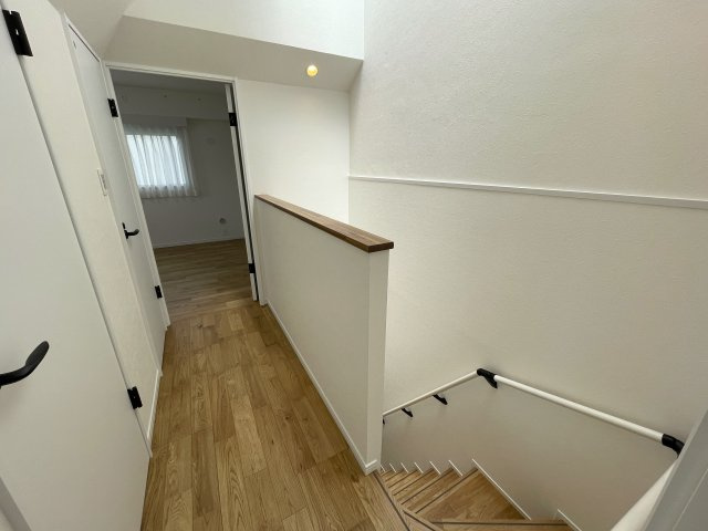 抜け感ハンパない！超広いルーバルがこの物件の目玉かも！マンションなのに階段ある生活もナウい！な、『フジビューサンハイツ新井町』リノベーションの内装|明るい色調の室内です