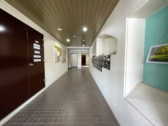 抜け感ハンパない！超広いルーバルがこの物件の目玉かも！マンションなのに階段ある生活もナウい！な、『フジビューサンハイツ新井町』リノベーションのエントランス|毎日通るエントランスはこのようになっています