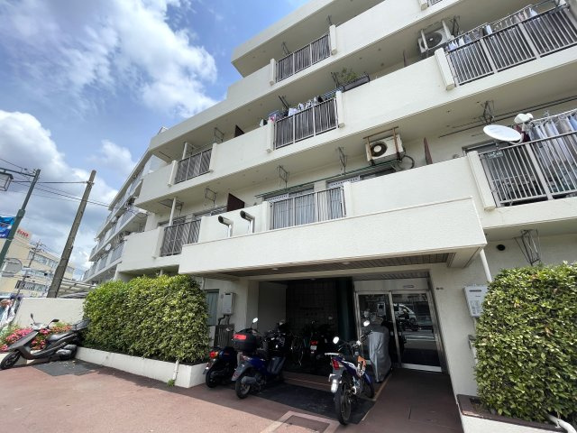 抜け感ハンパない！超広いルーバルがこの物件の目玉かも！マンションなのに階段ある生活もナウい！な、『フジビューサンハイツ新井町』リノベーションの外観|外観もきれいです