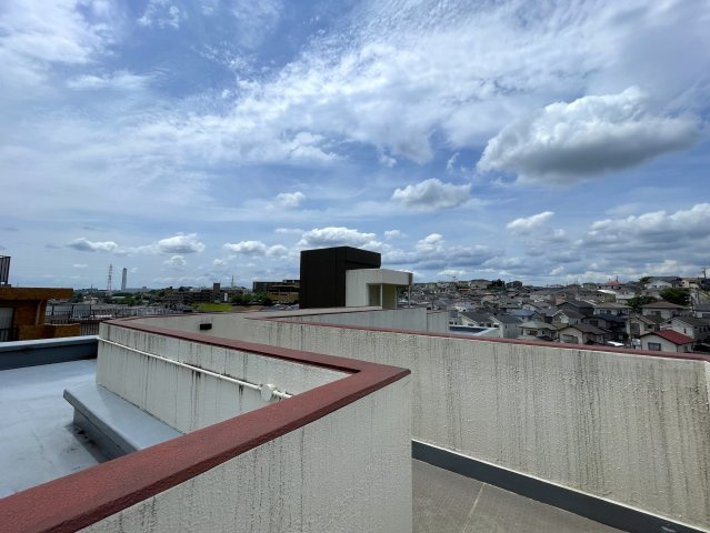 抜け感ハンパない！超広いルーバルがこの物件の目玉かも！マンションなのに階段ある生活もナウい！な、『フジビューサンハイツ新井町』リノベーションのその他共用部分