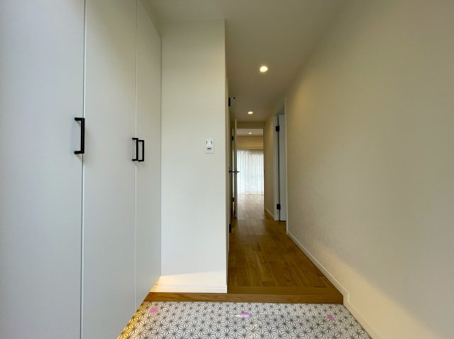 抜け感ハンパない！超広いルーバルがこの物件の目玉かも！マンションなのに階段ある生活もナウい！な、『フジビューサンハイツ新井町』リノベーションの玄関|落ち着いた玄関です