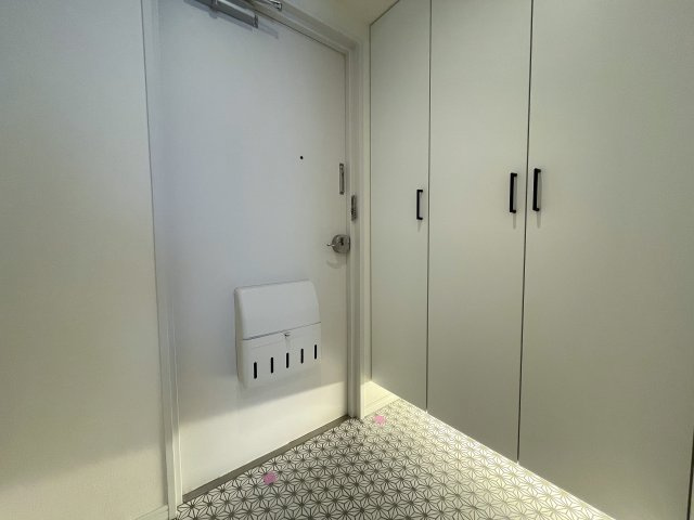 抜け感ハンパない！超広いルーバルがこの物件の目玉かも！マンションなのに階段ある生活もナウい！な、『フジビューサンハイツ新井町』リノベーションの玄関|ゆったりとした玄関です