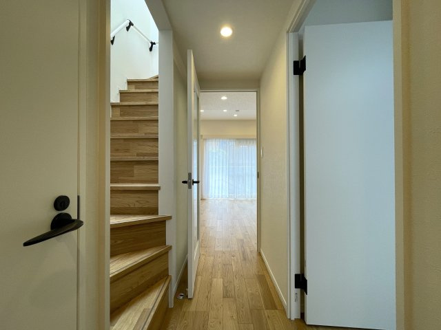 抜け感ハンパない！超広いルーバルがこの物件の目玉かも！マンションなのに階段ある生活もナウい！な、『フジビューサンハイツ新井町』リノベーションの内装|中はこのようになっています