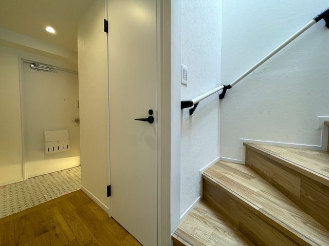 抜け感ハンパない！超広いルーバルがこの物件の目玉かも！マンションなのに階段ある生活もナウい！な、『フジビューサンハイツ新井町』リノベーションの玄関|毎日通る玄関はこちらです