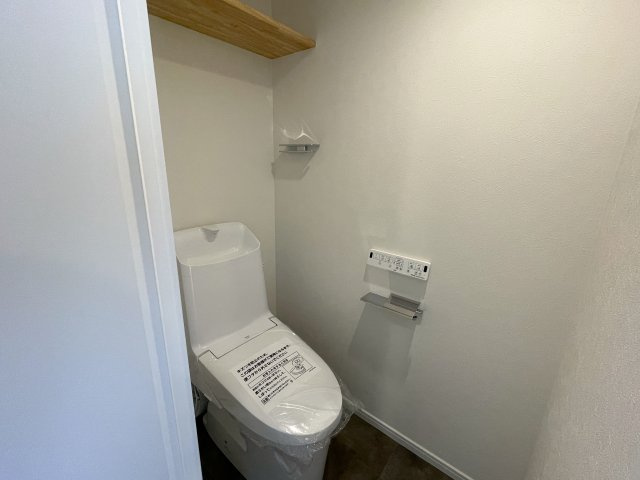 抜け感ハンパない！超広いルーバルがこの物件の目玉かも！マンションなのに階段ある生活もナウい！な、『フジビューサンハイツ新井町』リノベーションのトイレ|落ち着いた色調のトイレです