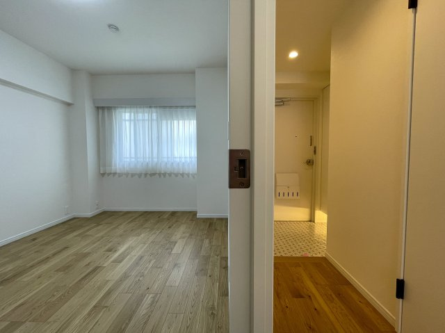 抜け感ハンパない！超広いルーバルがこの物件の目玉かも！マンションなのに階段ある生活もナウい！な、『フジビューサンハイツ新井町』リノベーションの洋室|スタンダードな洋室です