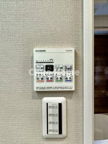 ライオンズマンション船堀親水公園の冷暖房・空調設備|【浴室乾燥機】暖房・冷風・換気・乾燥が可能です。毎日を快適に過ごせるうれしい機能が揃っています。雨の日の洗濯物も安心です。