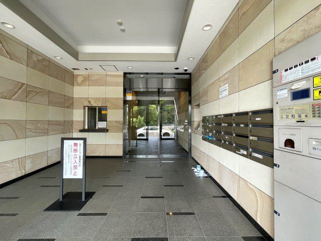 『リブゼ横浜ビューステージ』リノベーションのエントランス|ゆとりのあるエントランスです