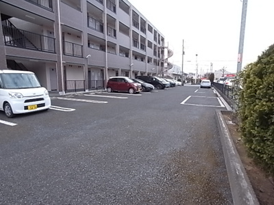 【駐車場】 | ラッキーベル鈴幸A | 駐車場があるので、車を買う予定の方も安心です