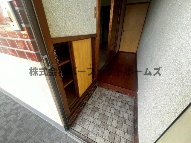 清水ハイツの玄関|収納もある玄関です