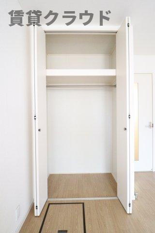 コンフォール蘇我の収納|丈の長い服でもしまえるパイプハンガー付きの収納するのに便利です