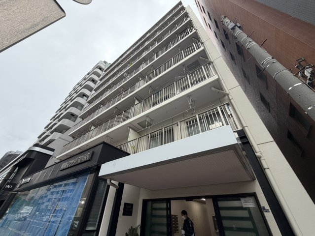 門前仲町ファミリーハイツの外観|大通りに面したマンションです。