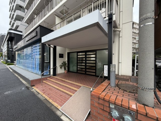 門前仲町ファミリーハイツのその他|エントランス前からのアプローチ