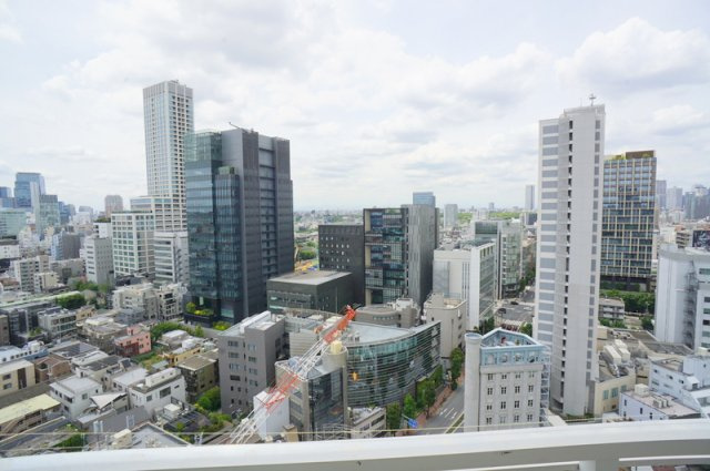 青山ザ・タワーの展望|20階部分。バルコニーからの眺望
※青山霊園側の眺望ではありません