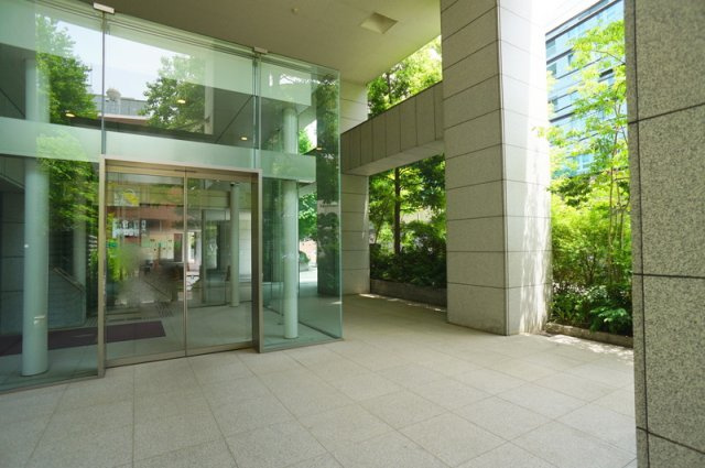 青山ザ・タワー|■内廊下設計・コンシェルジュサービス有り
■24時間有人管理
8：00～20：00 管理員／20：00～8：00 夜間警備員※仮眠4時間
■2022年6月大規模修繕工事実施済