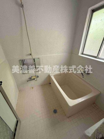 ６７０１５　岐阜市石谷中古戸建ての浴室