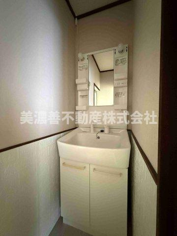 ６７０１５　岐阜市石谷中古戸建ての独立洗面台