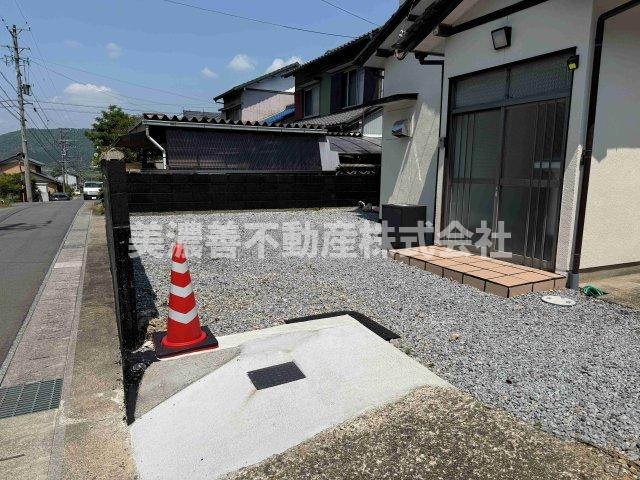 ６７０１５　岐阜市石谷中古戸建ての駐車場