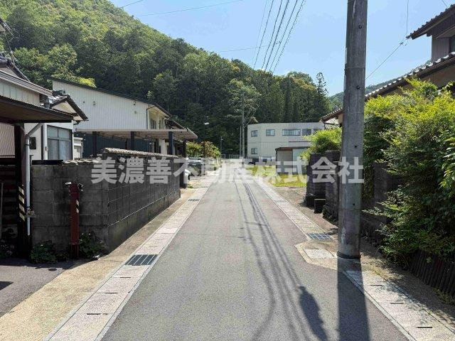 ６７０１５　岐阜市石谷中古戸建ての前面道路含む現地写真