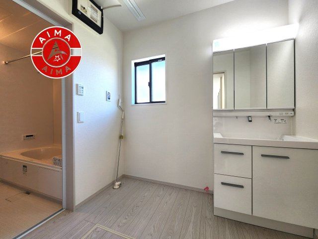 福岡市東区美和台5丁目第9-2棟（1号棟）の脱衣所|ゆとりの洗面スペースで朝の身支度もスムーズに。暮らしを快適に変えるシャワー付洗面台です！
