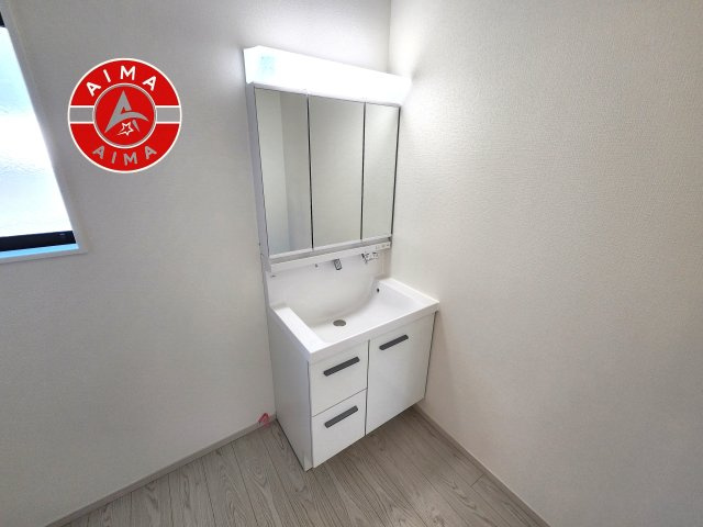 福岡市東区美和台5丁目第9-2棟（1号棟）の独立洗面台|毎日使うものだから清潔な空間を保ちたい水回り。洗面にはそんな願いを解消させてくれる収納アイデアが満載です。三面鏡の裏側にはキャビネットが現れ小物から背の高い物まで収納できます。