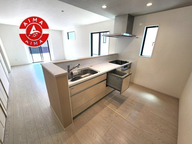 福岡市東区美和台5丁目第9-2棟（1号棟）のキッチン|ダイニングテーブルへの配膳がラクラク、お料理はかどるカウンター付きシステムキッチン！