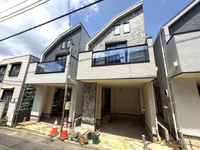 【外観】 | 【仲介手数料４４０万円が無料！！】■学芸大学駅１５分■三軒茶屋駅１５分■南道路■ＬＤＫ２２帖 | 【諸費用４４０万円ＯＦＦです！！】
決算キャンペーン！
家計応援サービスの限界に挑戦中！
■学芸大学駅１５分
■南道路
■２２帖超のＬＤＫ
■リビングの天井吹き抜け
■ＺＥＨ水準住宅
■内覧可能