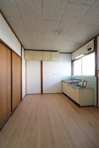 上野アパートの居間・リビング|別部屋の写真です。