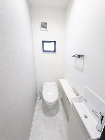 【トイレ】 | 【仲介手数料４４０万円が無料！！】■学芸大学駅１５分■三軒茶屋駅１５分■南道路■ＬＤＫ２２帖 | 【諸費用４４０万円ＯＦＦです！！】
決算キャンペーン！
家計応援サービスの限界に挑戦中！
■学芸大学駅１５分
■南道路
■２２帖超のＬＤＫ
■リビングの天井吹き抜け
■ＺＥＨ水準住宅
■内覧可能