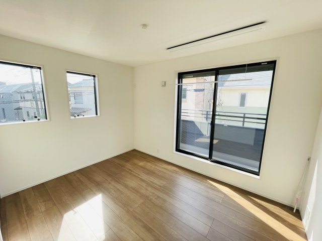 南区砂口町｜名古屋市の戸建ならホームアップの洋室|【売主施工例】窓から心地よい光と風を取り込む二面採光。プライベートな時間をゆったりと過ごせる、安らぎの居室空間です。