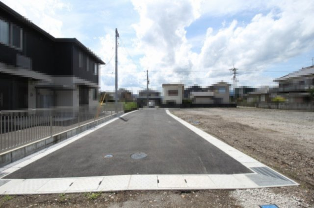 南国市篠原　4号地　建築条件なし　売土地（全4区画）の前面道路含む現地写真|南側　幅6.0ｍ　間口　8.59ｍ