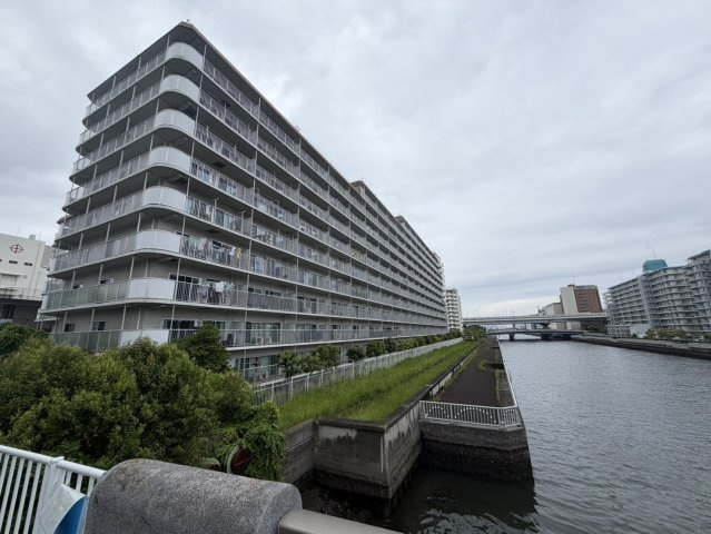 ニューライフマンション木場の外観|運河に面した開放感ある大規模マンション。緑を感じる落ち着いた外観が印象的です。