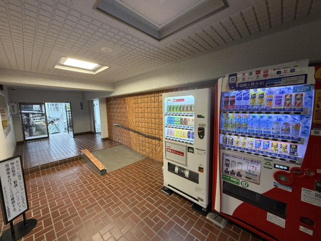 ニューライフマンション木場のその他共用部分|ロビーには自動販売機が設置されております。