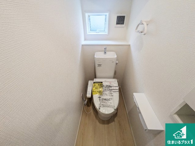 枚方市楠葉中之芝　第3期　新築一戸建てのトイレ|1・2階の2ヶ所にあるので、朝の忙しい時間の順番待ちもなく、深夜の利用にも大変便利です。