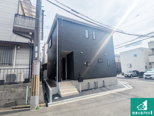 枚方市楠葉中之芝　第3期　新築一戸建ての前面道路含む現地写真|周辺は閑静な住宅街！前面道路広々で車の出し入れも便利です。駐車が苦手な方でも安心して車庫入れできます！