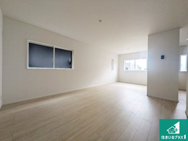 枚方市楠葉中之芝　第3期　新築一戸建ての居間・リビング|シンプルなリビングは、観葉植物等のインテリアを楽しめますね！パパ好みにも、ママ好みにも家具次第で雰囲気を変えることができます！