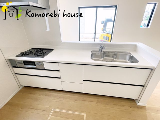 蓮田市黒浜2343番　新築一戸建て　ハートフルタウン　Aのキッチン|26.8.1撮影済み