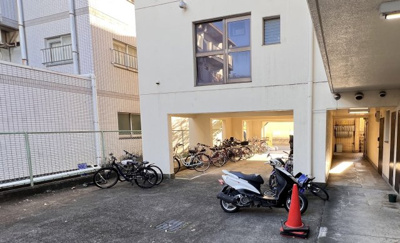 【その他共用部分】 | サンヒルズマンション | 敷地内に駐輪場あり※原付まで駐輪可※登録要