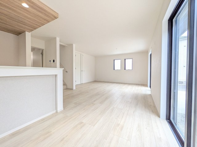 八王子市　小比企町　新築一戸建て　１期の居間・リビング|～20.9帖の明るく開放感のあるLDK、家族団欒の時間をお過ごしいただけます～