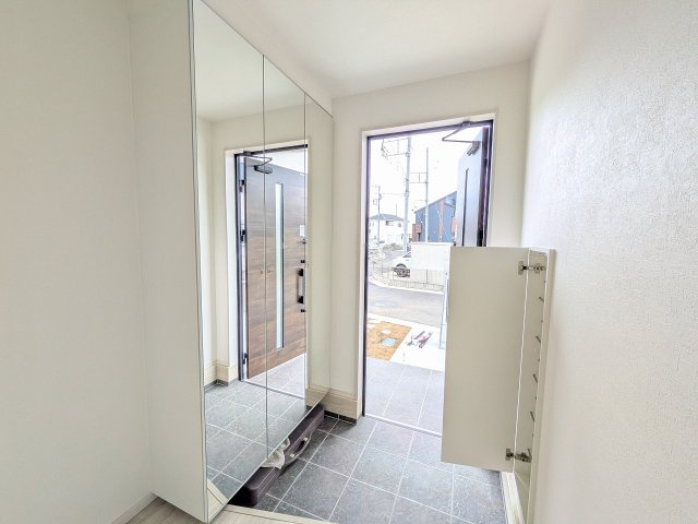 八王子市　小比企町　新築一戸建て　１期の玄関|～全面ミラータイプのシューズボックスで、より広く感じる玄関～