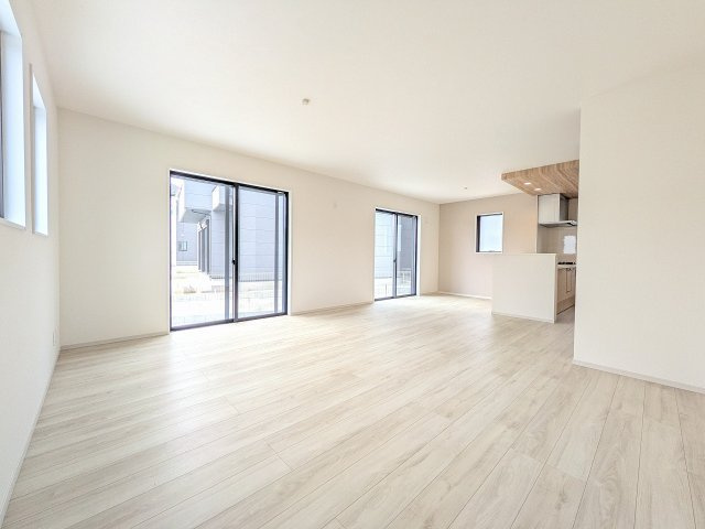 八王子市　小比企町　新築一戸建て　１期の居間・リビング|～20.9帖の明るく開放感のあるLDK、家族団欒の時間をお過ごしいただけます～