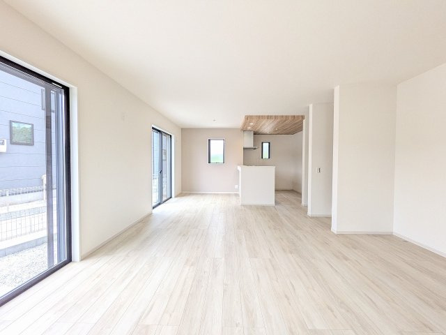 八王子市　小比企町　新築一戸建て　１期の居間・リビング|～20.9帖の明るく開放感のあるLDK、家族団欒の時間をお過ごしいただけます～