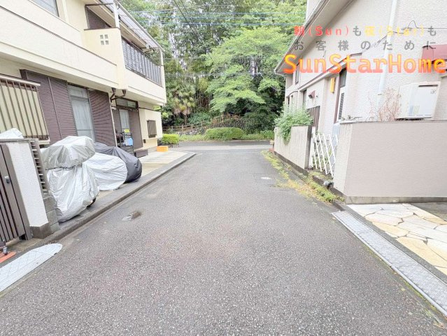【サンスターホーム】福生市南田園　駅徒歩9分　中古戸建ての前面道路含む現地写真