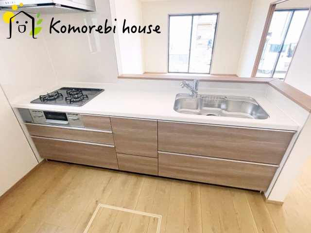 蓮田市黒浜2343番　新築一戸建て　ハートフルタウン　Bのキッチン|26.8.1撮影済み