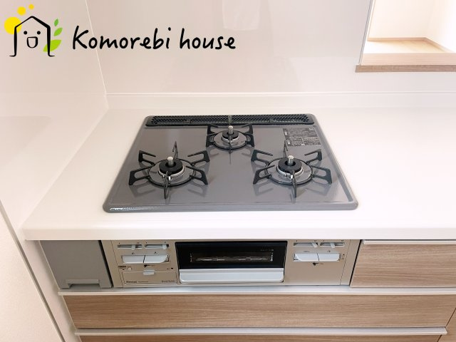 蓮田市黒浜2343番　新築一戸建て　ハートフルタウン　Bのキッチン|26.8.1撮影済み