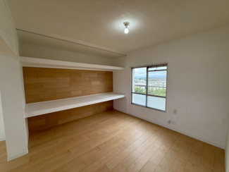 【洋室】 | 左近山団地３街区５階 | 床材は、無垢フローリングのため、木のぬくもりと日が経つにつれ経年劣化を楽しめます。
