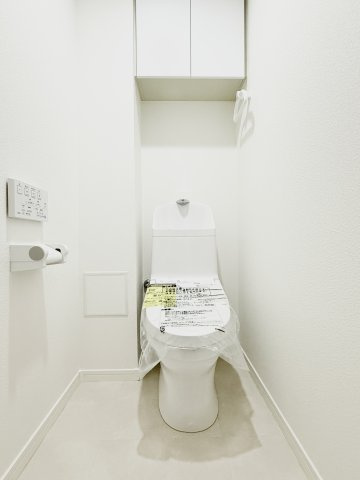 ブライトタウン磐田中泉Ⅱのトイレ|リフォーム済のトイレは白を基調としており収納棚も付いていて便利ですよ♪